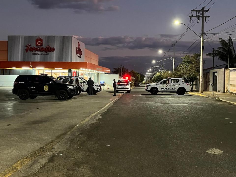 Foto 3 de 4 — Criminosos tentam explodir caixa eletrônico em supermercado de Araraquara